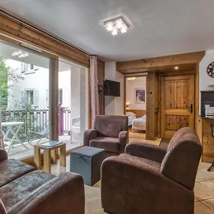 Vallet- Newly Renovated 2 Bedroom Nestled Just Off The Main Street Apartment