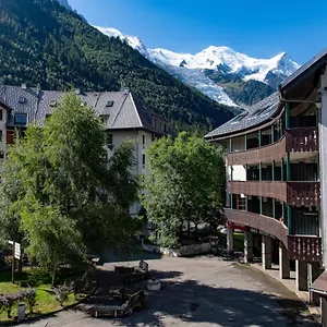 With Mountain View At The Foot Of Slopes Apartment